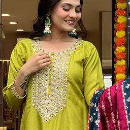 DIVASTRI Embroidered Straight Sequinned Kurta With Trousers And Dupatta image 3