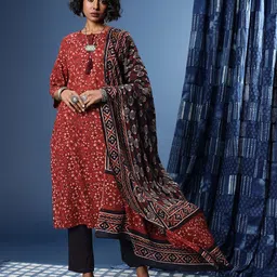 Taavi Floral Printed Tie-Up Neck Ajrakh Kurta with Trousers & Dupatta image 5