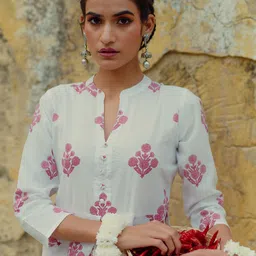 anayna Women White & Pink Floral Screen Print Layered Cotton White Romance Kurta-image-35