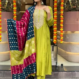DIVASTRI Embroidered Straight Sequinned Kurta With Trousers And Dupatta image 4