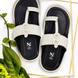 THE MADRAS TRUNK Men Off White Leather One Toe Flats-image-30