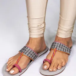 THE MADRAS TRUNK Women Grey Printed One Toe Flats-3