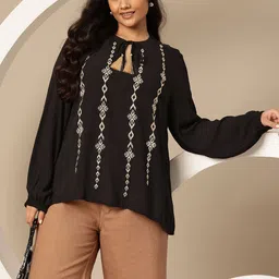 Sztori Plus-Size Embroidered Longline Top-image-14