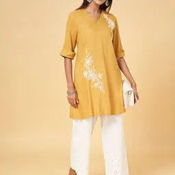 RANGMANCH BY PANTALOONS Floral Embroidered V-Neck Thread Work Detailed A-Line Kurta-image-4