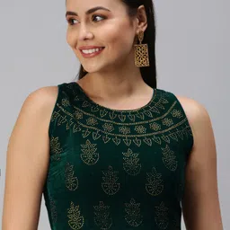 flaher Green Embellished Velvet Padded Readymade Saree Blouse-picture-24
