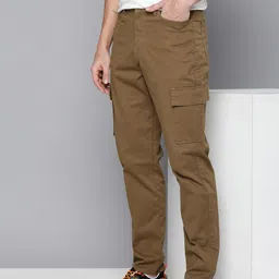 Levis Men Solid Loose Fit Mid-Rise Easy Wash Woven Flat-Front Cargos-image-4