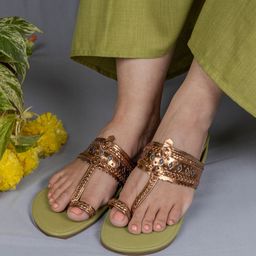 THE MADRAS TRUNK Women Bronze-Toned Woven Design Leather Open Toe Kolhapuri Flats-7