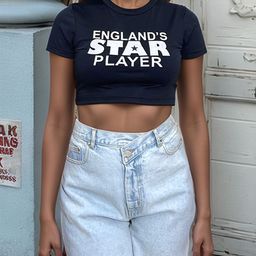 Stylecast X Hersheinbox Typography Print Pure Cotton Crop Fitted Top image 3