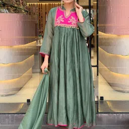 DIVASTRI Floral Yoke Design Sequinned Straight Kurta With Trouser And Dupatta image 4