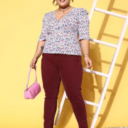 Berrylush Curve Women Off White & Pink Floral Printed V-Neck Puff Sleeves T-shirt-38