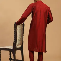 SHRESTHA BY VASTRAMAY Men Maroon Solid Straight Kurta With Pyjama & Mirror Work Dupatta image 2