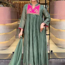 DIVASTRI Floral Yoke Design Sequinned Straight Kurta With Trouser And Dupatta image 2
