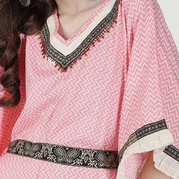 SHOWOFF Chevron Printed Extended Sleeves Sequinned Kaftan Kurta with belt image 2