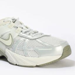 nike V2K Run Low-Top Running Shoes image 5