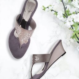 Mochi Women Grey & Silver-Toned Printed Wedges-27