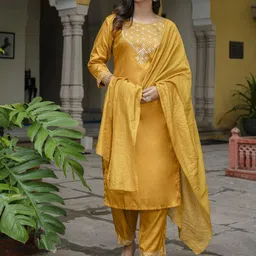 VredeVogel Women Ethnic Motifs Yoke Design Regular Thread Work Kurta with Trousers & With Dupatta-image-50