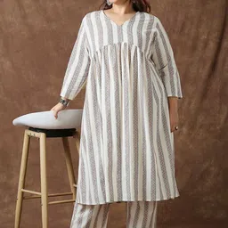 Sizeupp Printed Pure Cotton Plus Size V-Neck Top with Trousers Co-Ords-picture-30
