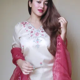 VredeVogel Women Floral Embroidered Regular Kurta with Trousers & With Dupatta image 3