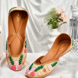 La Fiza Women Embellished Mojaris Flats-9