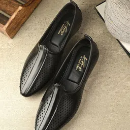 knoos Men Textured Slip-On Sneakers-17