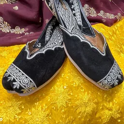 DESI COLOUR Women Embellished Ethnic Mojaris with Embroidered Flats-image-98