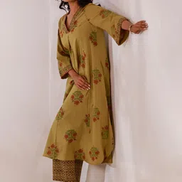 Maitri Jaipur Floral Printed V-Neck Thread Work Pure Cotton A-Line Kurta & Trouser-33
