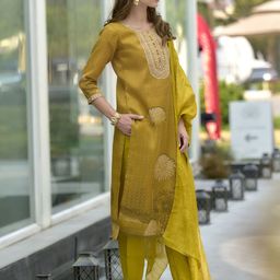 SHREE LAXMINARAYAN EXPORT Floral Printed Thread Work Kurta With Trousers & Dupatta image 3