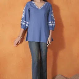 Anouk Blue And White Floral Embroidered V-Neck Kurta-image-90