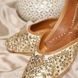 Glam Story Women's White Ethnic Juttis-image-5