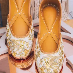 NR by Nidhi Rathi Women's White Ethnic Juttis-image-20