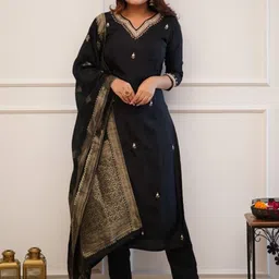 Growdamy Women Floral Embroidered Regular Beads and Stones Chanderi Silk Kurta with Trousers & With Dupatta-picture-11