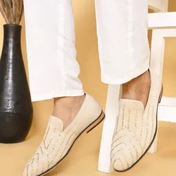 House of Pataudi Men Embellished Slip On Ethnic Mojaris-image-31