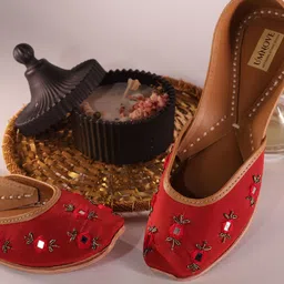 UMNOVE Women Embellished Ethnic Mojaris with Embroidered Flats-picture-15