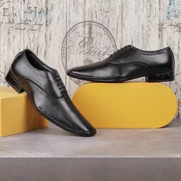 Mochi Men Black Textured Leather Formal Oxfords-picture-16