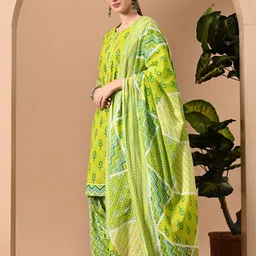METAFAB Women Floral Printed Regular Kurta with Patiala & With Dupatta image 5