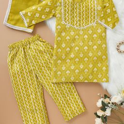 Desi Soota Cotton Woven Three Fourth Sleeves Floral & Chevron Printed Kurta & Coordinating Pant With Dupatta Set - Mustard-image-88