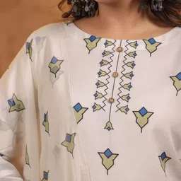 Span Women Printed Regular Kurta with Trousers & With Dupatta image 2