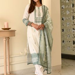 DIVASTRI Women Floral Printed A-Line Kurta with Trousers & Dupatta-picture-14