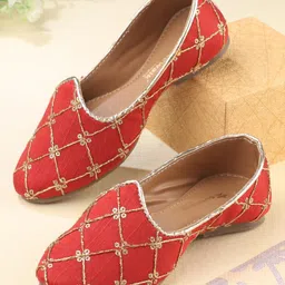 Cute Walk by Babyhug Ethnic Wear Slip On Mojaris - Pink-picture-49