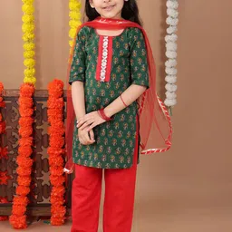 Kinder Kids Girls Floral Printed Regular Pure Cotton Kurta with Pyjamas & With Dupatta-image-31