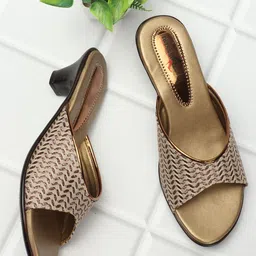 TWINSSHOE Women Embellished Block Heels-53