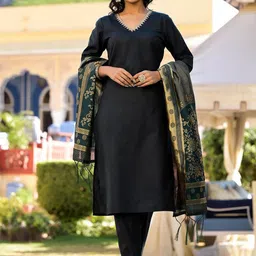 Vishudh V Neck Thread Work Straight Kurta With Trousers & With Dupatta image 3