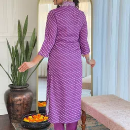 KOTRONS Women Leheriya Printed Regular Thread Work Chanderi Silk Kurta with Trousers & With Dupatta image 3