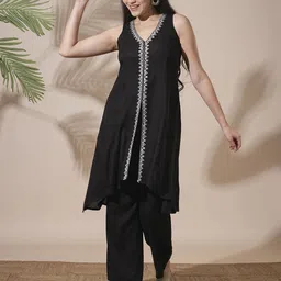 Globus Women Regular Thread Work Kurta with Trousers-picture-39