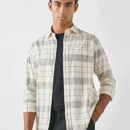 Red Flame Men Checked Spread Collar Casual Shirt-image-4