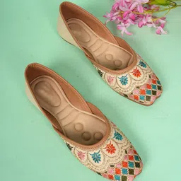 Walkfree Women Embellished Ethnic Mojaris Flats-19