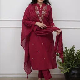 AG TEXTILE Embroidered Mandarin Collar Thread Work Chanderi Silk Kurta Trousers & Dupatta-picture-31