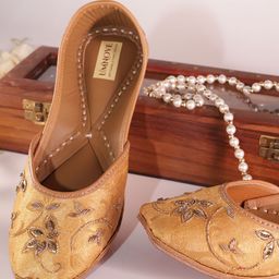 UMNOVE Women Embellished Ethnic Mojaris with Embroidered Flats-image-66