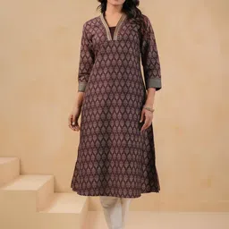 Span Floral Printed V-Neck A-Line Pure Silk Kurta With Trousers-10
