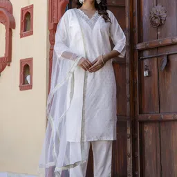 VredeVogel Floral Woven Design Thread Work Chanderi Silk Kurta With Trousers & Dupatta-picture-10